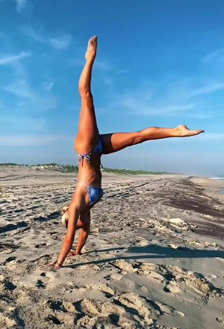 3. Impresionante Olivia Dunne Con Bikini En La Playa Mientras Hace Ejercicios Físicos