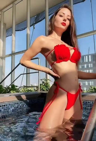 Andrea Caro con Seductores Bikini Rojo en la piscina