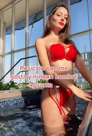 3. Andrea Caro Con Seductores Bikini Rojo En La Piscina