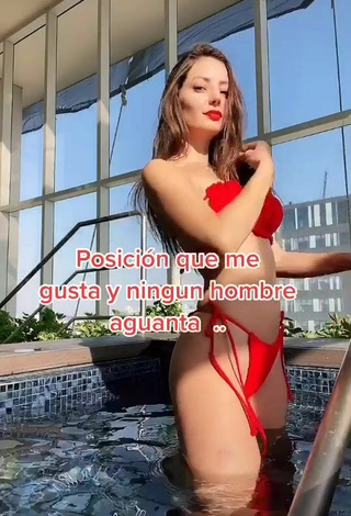 4. Andrea Caro Con Seductores Bikini Rojo En La Piscina