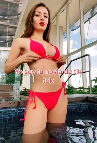 4. Andrea Caro Parece Atractiva Con Bikini Rojo En La Piscina