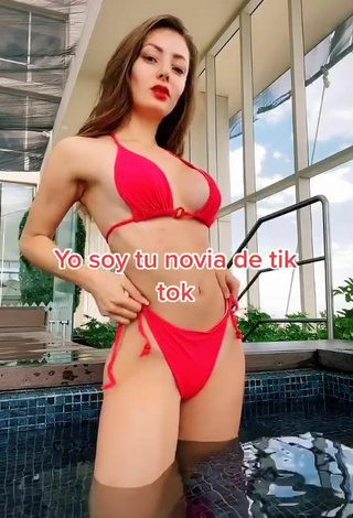 5. Andrea Caro Parece Atractiva Con Bikini Rojo En La Piscina