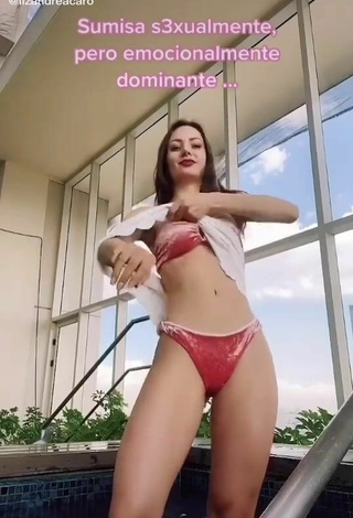 2. Andrea Caro Demuestra Sensuales Bikini En La Piscina