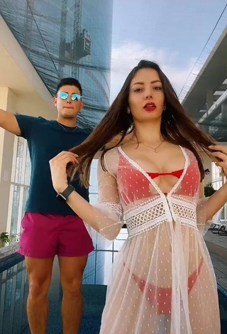 Andrea Caro demuestra Tentadores Bikini Rojo y su escote