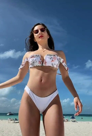 Andrea Caro Parece Impresionante con Bikini en la playa