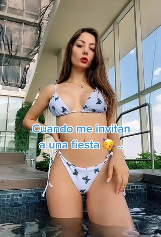 Hermosa Andrea Caro Enseña el culo en la piscina