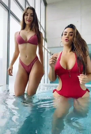 2. Sexy Andrea Caro Con Traje De Baño En La Piscina