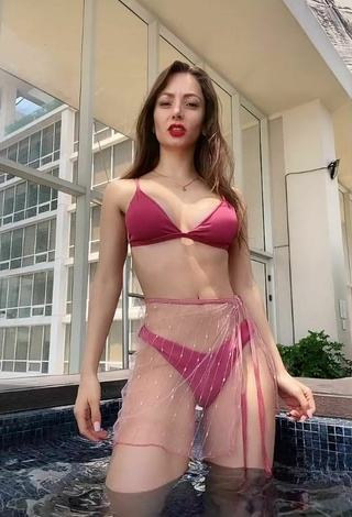 2. Andrea Caro Parece Belleza Con Bikini Rosa En La Piscina