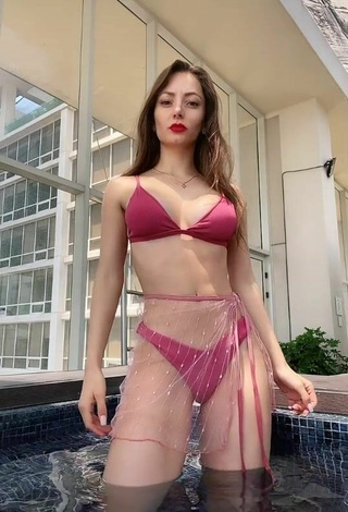 3. Andrea Caro Parece Belleza Con Bikini Rosa En La Piscina