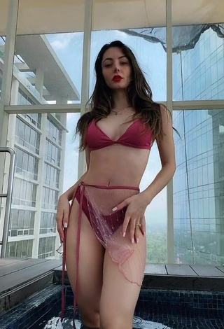 Guapísima Andrea Caro con Atractivos Bikini Rojo en la piscina