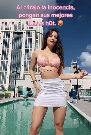 Hermosa Andrea Caro enseña escote con Top Corto Rosa en la piscina