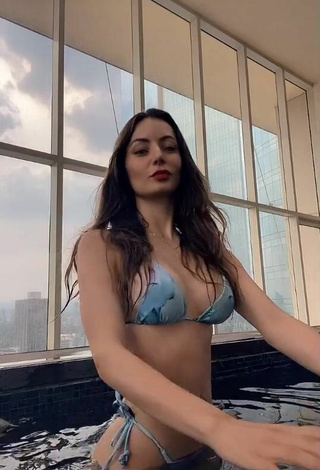 Andrea Caro con Fascinantes Bikini en la piscina