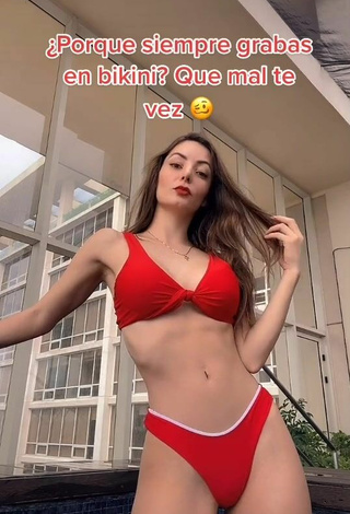 Adorable Andrea Caro con Bikini Rojo