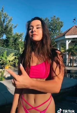 3. Adorable Lauren Gibson Con Bikini Rosado Margarita En La Piscina