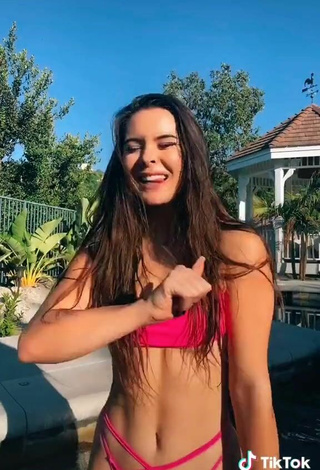 5. Adorable Lauren Gibson Con Bikini Rosado Margarita En La Piscina