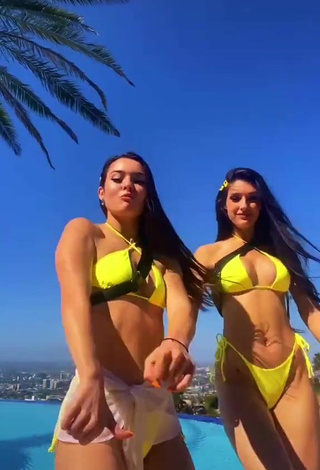 3. Cariño Lauren Gibson Con Sensuales Bikini Amarillo En La Piscina