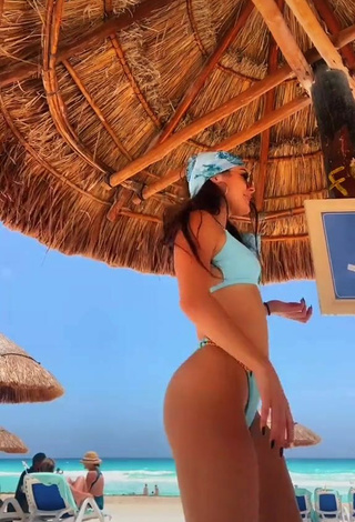 4. Increíble Lauren Gibson Con Bikini Azul En La Playa