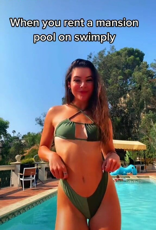 2. Magnífica Lauren Gibson Con Tentadores Bikini Verde En La Piscina