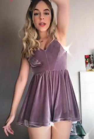 Sexy Lorella Verta con Vestido Violeta