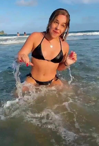 4. Sexy Lorella Verta Con Bikini Negro En La Playa