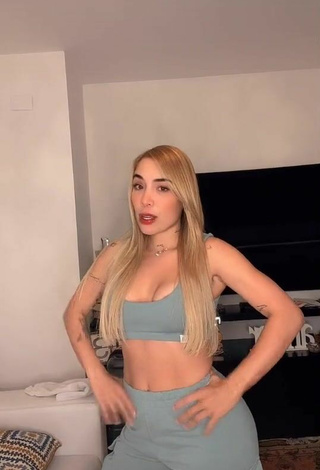 Sexy Luisa Fernanda Cataño Ríos enseña escote con Top Corto Gris