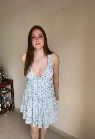 Caliente Magui Ansuz enseña escote con Vestido de Verano y Pechos Saltarinas