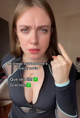 2. Sexy Magui Ansuz Enseña Escote Con Mono Negro