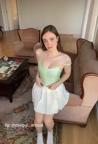 Adorable Magui Ansuz enseña escote con Top Verde Claro