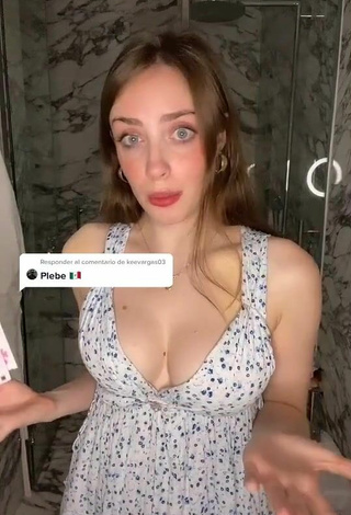 3. Sexy Magui Ansuz Enseña Escote Con Vestido De Verano