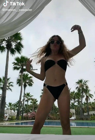 2. Sexy Manon Pasquier Con Bikini Negro En La Piscina