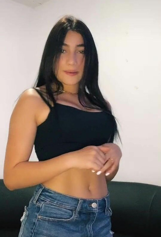 Sexy Valentina Quintero con Top Corto Negro