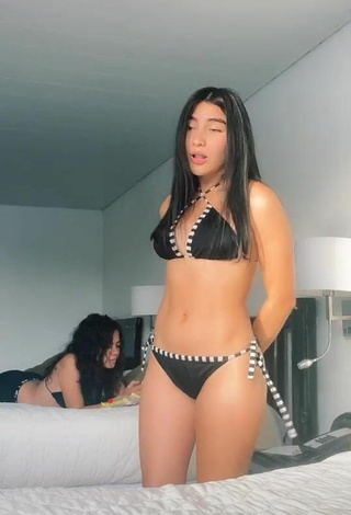 5. Sexy Valentina Quintero Con Bikini Negro