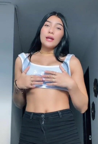 Caliente Valentina Quintero con Top Corto Azul