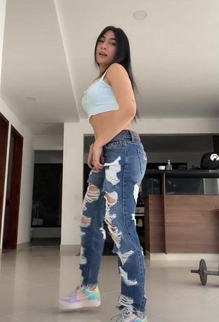 Hermosa Valentina Quintero con Top Corto Azul