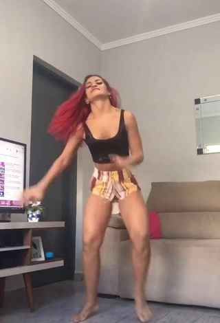 5. Guapísima Mayca Delduque Con Atractivos Top Corto Negro Mientras Hace Twerking