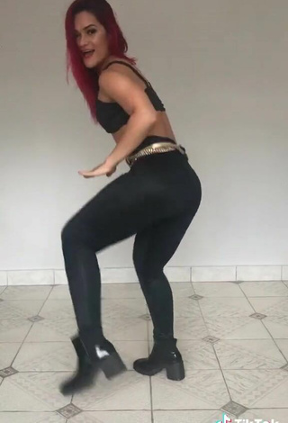 Sexy Mayca Delduque con Leggings Negro mientras hace twerking