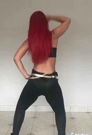 5. Sexy Mayca Delduque Con Leggings Negro Mientras Hace Twerking