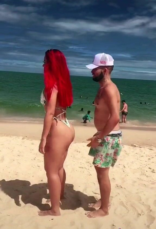 3. Increíble Mayca Delduque Con Tanga En La Playa