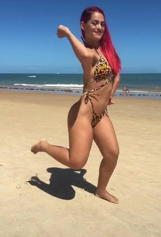 Dulce Mayca Delduque con Bikini Leopardo en la playa