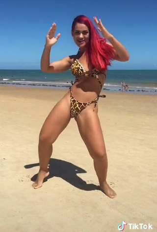 3. Dulce Mayca Delduque Con Bikini Leopardo En La Playa