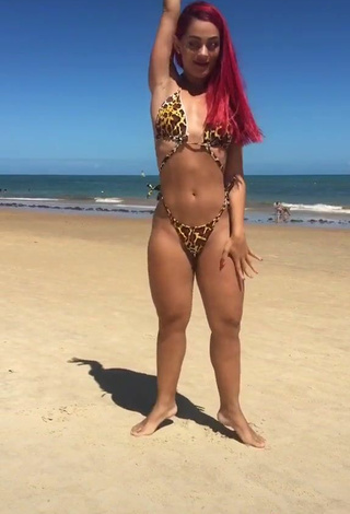 4. Dulce Mayca Delduque Con Bikini Leopardo En La Playa