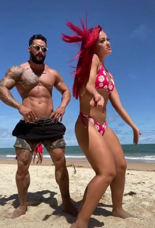 1. Guapísima Mayca Delduque Con Atractivos Bikini Floral En La Playa