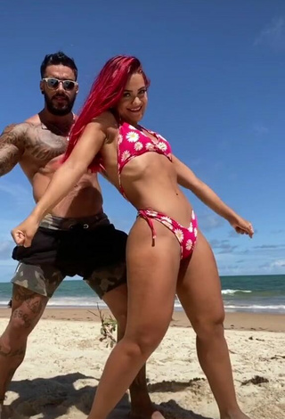 Guapísima Mayca Delduque con Atractivos Bikini Floral en la playa