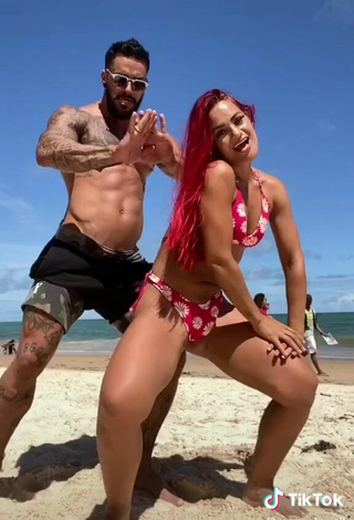 3. Guapísima Mayca Delduque Con Atractivos Bikini Floral En La Playa