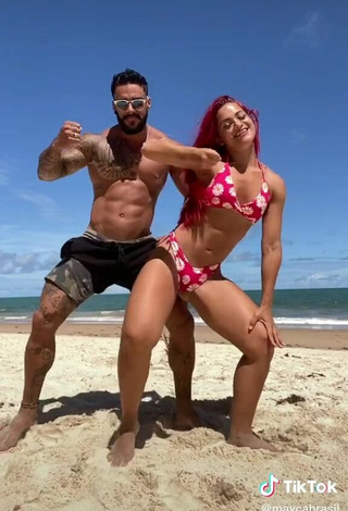 5. Guapísima Mayca Delduque Con Atractivos Bikini Floral En La Playa