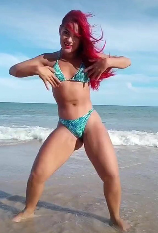 5. Linda Mayca Delduque Con Encantadores Tanga En La Playa