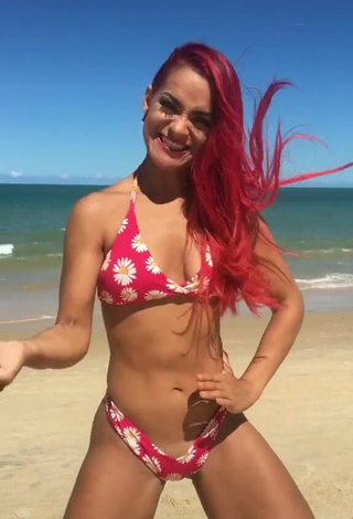 Mayca Delduque con Irresistibles Bikini Floral en la playa