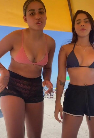 Bonita Paloma Roberta Silva Santos con Sujetador de Bikini en la playa