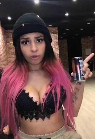 Adorable MC Lya enseña escote con Top Corto Negro