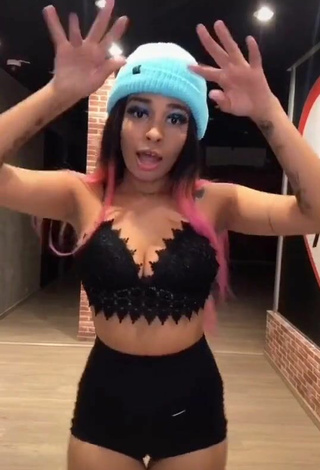 Sexy MC Lya enseña escote con Top Corto Negro